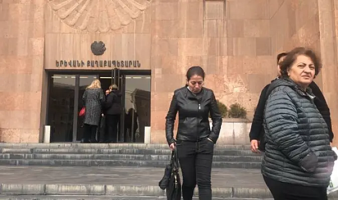 Երևանը ստիպում է 70 բուժաշխատողներին ինքնակամ դուրս գալ գործից
