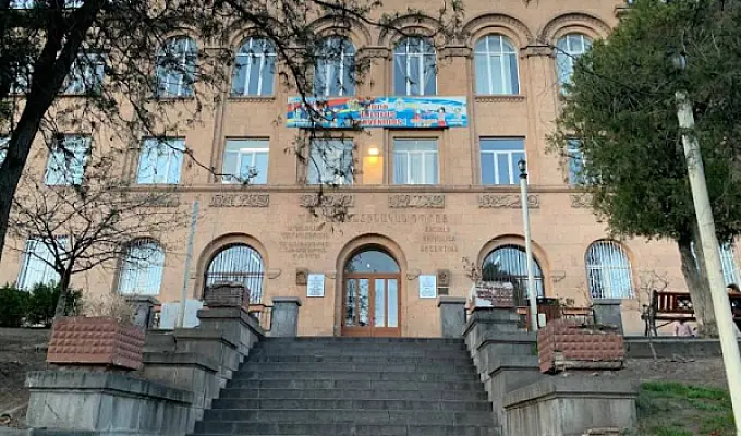 Директору 200 тысяч, классруку - 100. 