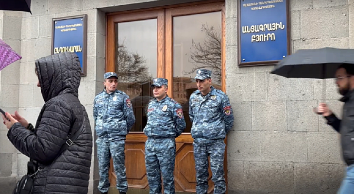 Жертвы банковских мошенников пытались встретиться с премьер-министром Армении