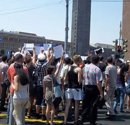 «Ուղեվարձը 50 դրամ 5 օրով». ակտիվիստները շարունակում են բողոքել Տարոն Մարգարյանի դեմ