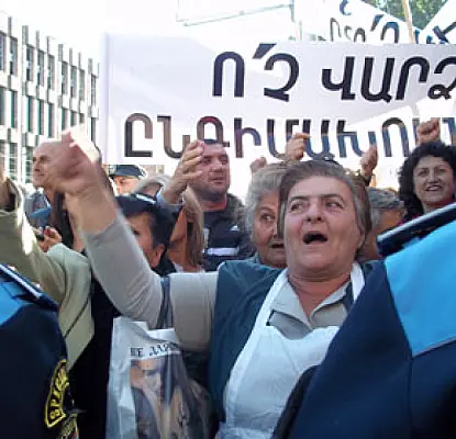 «Թուրքեր հեռացեք». Օլիգարխի համակիրները «թշնամիներին» դիմավորեցին նորաբաց Փակ շուկայի մոտ (ՏԵՍԱՆՅՈՒԹԵՐ)