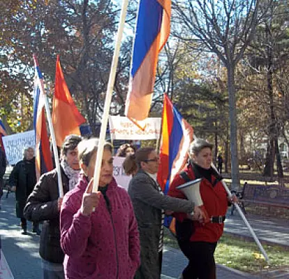 Сержу Саргсяну подарили кастрюлю. В Ереване продолжаются акции протеста