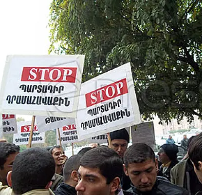 Կենսաթոշակային պարտադիր վճարի դեմ պայքարողները վարչապետից հստակ պատասխաններ չեն ստացել