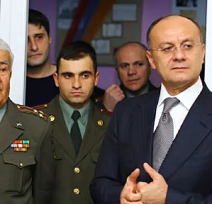 «Փողոցային բարքերի դեմ» պայքարող նախարարը բանակում զոհվածների թիվը չի նշել