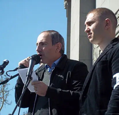 Армянский депутат советует властям искать длинные деньги у чиновников и олигархов