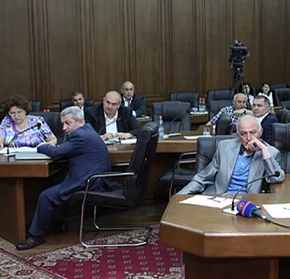 «Հաշվետվություն ռեկորդային արագությամբ». ԱԺ-ում ՀՀԿ-ականը թույլ չէր տալիս հարցեր հնչեցնել