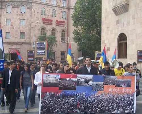 ՀԱԿ ակտիվիստները պահանջեցին Ազատության հրապարակի և քաղբանտարկյալների ազատագրումը
