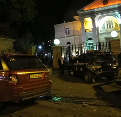 «Рейндж ровер» врезался в полицейское авто у офиса президента Армении