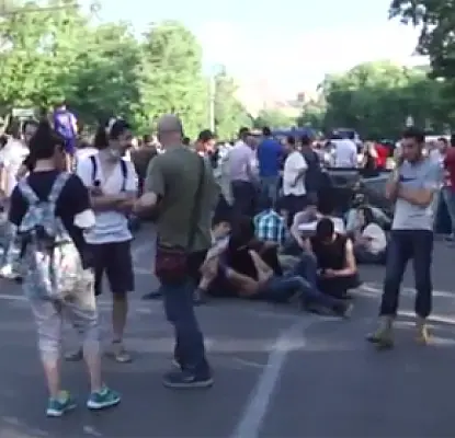 Միջնորդ դերասանը չհամոզեց ցուցարարներին լքել Բաղրամյան պողոտան (թարմացված)