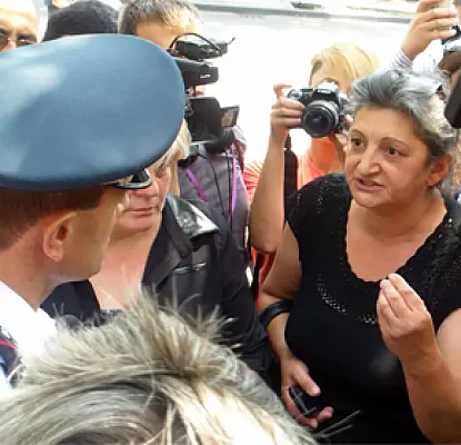 «Թող ոստիկանապետի կնոջը քարշ տան»․ սևազգեստ մայրերը՝ Բաղրամյան պողոտայում (ՎԻԴԵՈ)