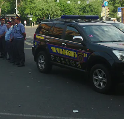 Полиция пытается демонтировать баррикады в центре Еревана