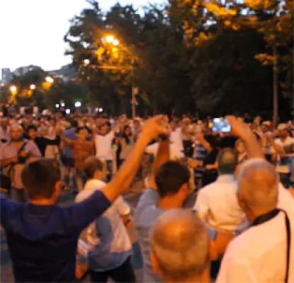 Демонстранты не позволили полицейским отключить динамики - акция в Ереване