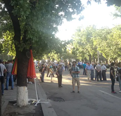 «Ինչի՞ց ես ազատագրվում`… քո արժեքներից». Նոր թռուցիկներ Բաղրամյան պողոտայում
