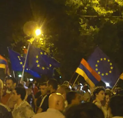 Նստացույցի մասնակիցների մի մասը հարձակվեց ԵՄ-ի դրոշների վրա