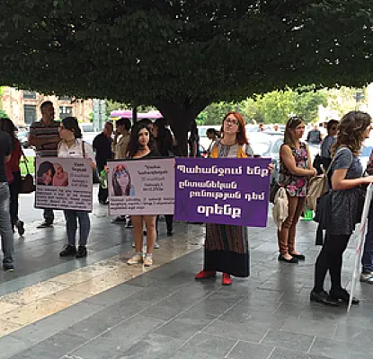 «Եթե ամուսինը չի խփում, ուրեմն անտարբեր է»․ ՀՀԿ֊ականը հակադարձում է կանանց իրավունքների համար պայքարողներին