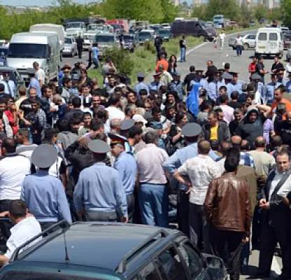 Սմբուկն ու վարունգը չեն մթերում․ գյուղացիները փակել են դեպի Արմավիր տանող ճանապարհը․ azatutyun.am