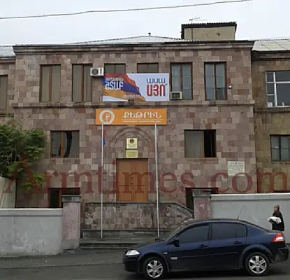 ԴԱՀԿ ղեկավարի ընկերությունում լրագրողներին պատասխանում են «Այո»֊ի շտաբի անունից. «ՀԺ»