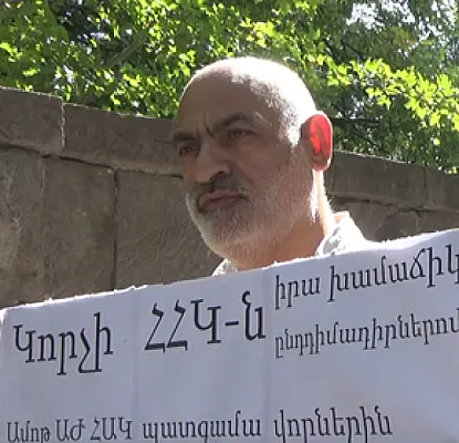 Demonstrators Gather Outside Armenian Parliament to 'Find Out What Lawmakers Do'