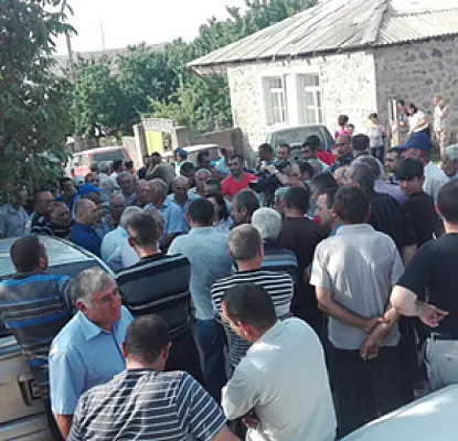 Armenian Grape Farmers Block Highway to Again Demand Overdue Payment