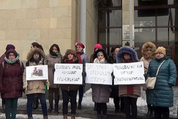 Protesters Demand that Armenian Judge Be Punished for Leaving Children with Abusive Father