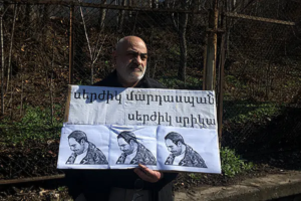 Власти убили Доставщика еды: акция у дома президента Армении