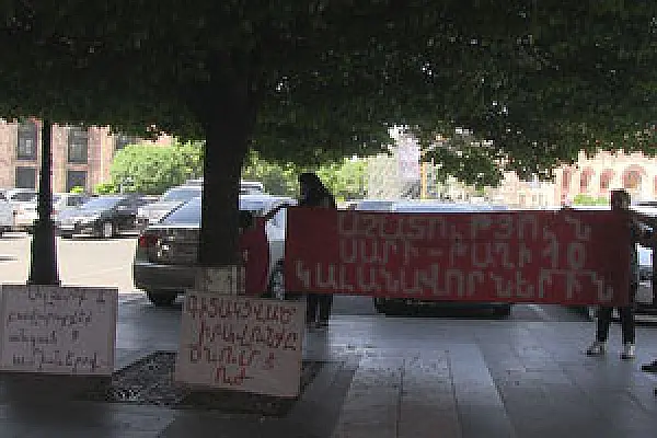 Սարի Թաղի գործով անցնողների հարազատները նստացույց են սկսել Կառավարության դիմաց