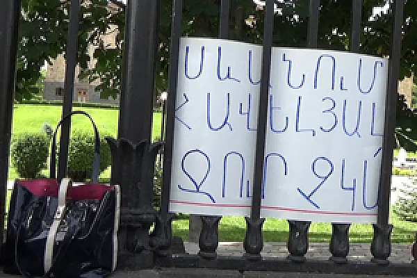 «Սևանում հավելյալ ջուր չկա՛». ԱԺ-ի դիմաց պահանջում են փրկել լիճը