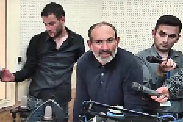Протестующие удерживают здание Общественного радио Армении