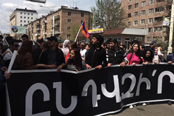Վանաձորում դասադուլ է․ դպրոցի տնօրենը խոչընդոտում է աշակերտների ակցիան