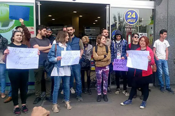 ‘Oligarchy’s End Has Come;” Demonstration in Yerevan Outside Republican Oligarchs’ Businesses