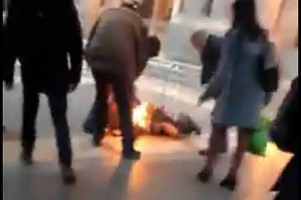 Հրապարակում ինքնահրկիզված կինը մահացել է