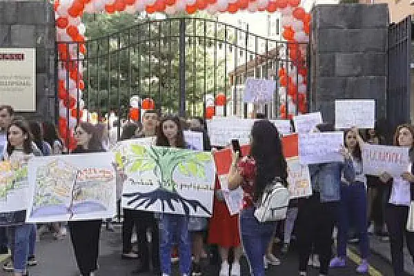 Ուսանողներն ըմբռնումով են մոտենում ռեկտորի գրագողությանը․ ակցիա