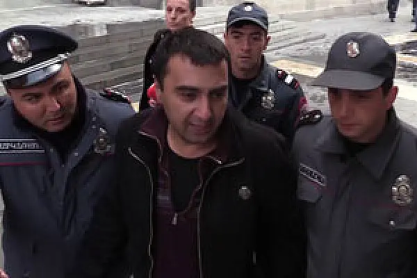 «Меня кинули», «боюсь полицейских» - попытка самосожжения в Ереване