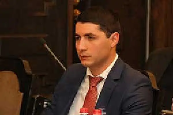 За двое суток армянский чиновник сменил две должности