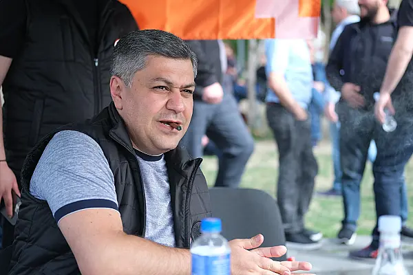 Փթիրը տվել են հային, գաթեն վերցրել. Վանեցյանը նստացույց է անում