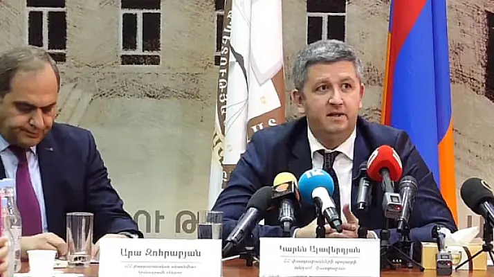 Прежде, чем избить адвоката, полицейские сняли с себя видеокамеры