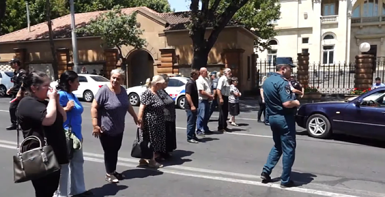40 երեխա տարան կորցրեցին․ կանայք փակել էին Բաղրամյանը