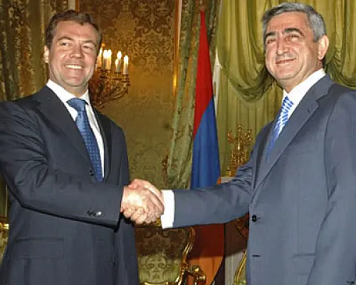 Սերժ Սարգսյանը հեռախոսով շնորհավորել է Դմիտրի Մեդվեդևին