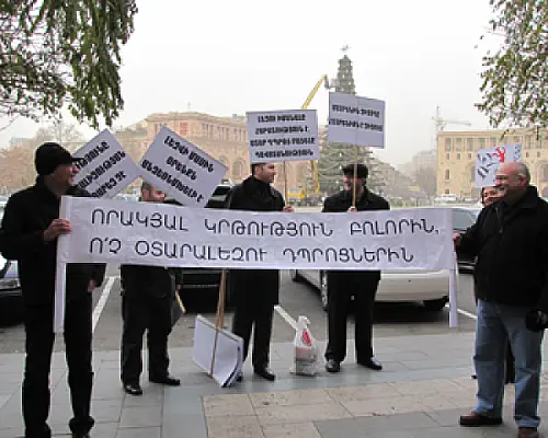 Երկու տասնյակ մարդ երթ է անցկացնում ՀՀ օրենքների դեմ