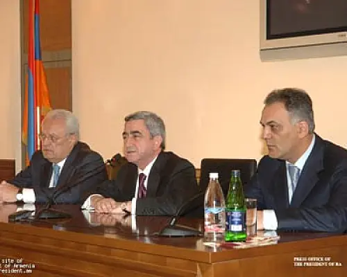 Գագիկ Բեգլարյանի «վրով» Սերժ Սարգսյանի PR-ը հեռուն գնաց. օրաթերթ