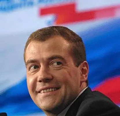 Медведев предложил бороться с неонацизмом, развивая русский характер