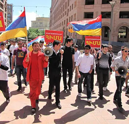 Opposition Youth March in Yerevan to Inform Students of Upcoming HAK Rally (PHOTOS)
