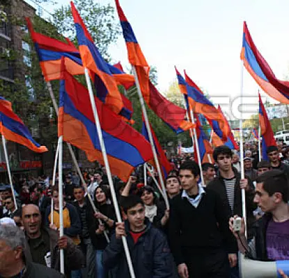 «Արտահերթ ընտրություններ». ՀԱԿ ղեկավարները երթով ժամանեցին Ազատության հրապարակ