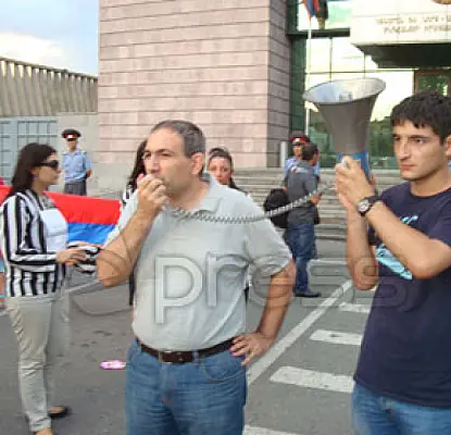 «Եթե ավազակապետությունը «ոչ» է ասում երկխոսությանը…». Նիկոլ Փաշինյանը ելույթ ունեցավ դատարանի շենքի մոտ
