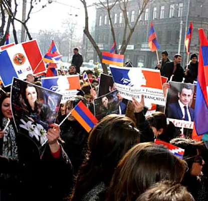 Ֆրանսիայի դեսպանատան մոտ հավաքվածներն աշխատում էին չխառնել իրենց խմբերը (ՏԵՍԱՆՅՈՒԹ) 