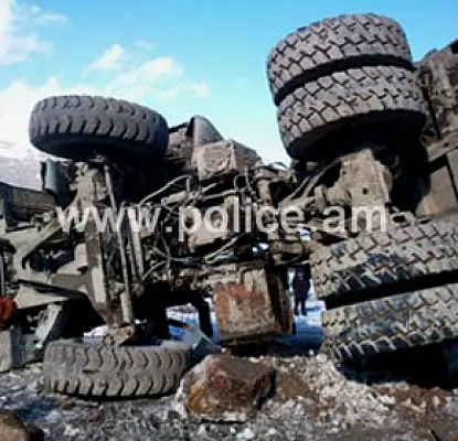 Քաջարանում շրջված բեռնատարի վարորդը մահացել է