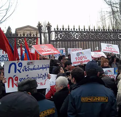 «Կարող ենք իրար չհավանել, բայց…». ՀՅԴ-ական գործիչը դիմել է ԱԺ-ի մոտ հավաքվածներին (ՏԵՍԱՆՅՈՒԹ)