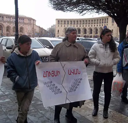 Hope of Avan Residents Left Without Hope Join Regular Thursday Protests