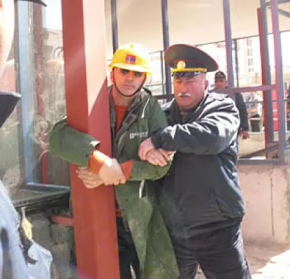 ՏԵՍԱՆՅՈՒԹ - Ոստիկաններն ու ապամոնտաժողները Մաշտոցի պուրակում 