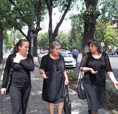 Բանակում զոհված զինվորների մայրերը` նախարարին. «Պատժե'ք մարդասպաններին, այլապես...»